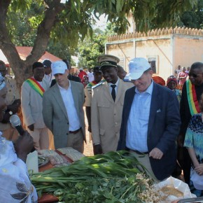 US ambassador to Mali visits communities in Sikasso region supported by an ILRI-led livestock technology scaling&nbsp;project